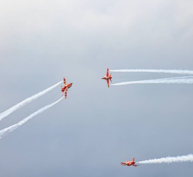Hindistan Hava Kuvvetleri 'nden HAWK MK132' nin akrobatik hava gösterisi uçaktan renkli dumanlar tüten oluşumlar üzerine.