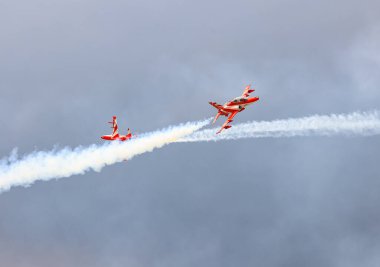 Hindistan Hava Kuvvetleri 'nden HAWK MK132' nin akrobatik hava gösterisi uçaktan renkli dumanlar tüten oluşumlar üzerine.