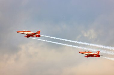 Hindistan Hava Kuvvetleri 'nden HAWK MK132' nin akrobatik hava gösterisi uçaktan renkli dumanlar tüten oluşumlar üzerine.