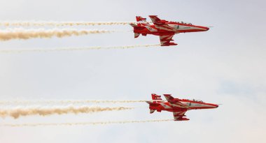 Hindistan Hava Kuvvetleri 'nden HAWK MK132' nin akrobatik hava gösterisi uçaktan renkli dumanlar tüten oluşumlar üzerine.