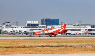 Hindistan Hava Kuvvetleri 'nden HAWK MK132' nin akrobatik hava gösterisi uçaktan renkli dumanlar tüten oluşumlar üzerine.