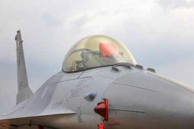 Tayland 'daki hava gösterisinde F-16C savaş uçağı kokpit yan görüntüsünü kapatın..