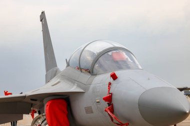 KAI-50 Altın Kartal süpersonik gelişmiş jet eğitmeni, hafif savaş uçağı, ve hava gösterisinde hafif savaş uçağı kokpit manzarası.
