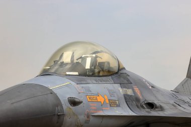Tayland 'daki hava gösterisinde F-16A savaş uçağı kokpiti yan görüntüsünü kapatın..