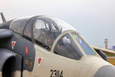 Dassault-Dornier Alpha Jet hafif saldırı jeti ve gelişmiş jet eğitmeni kokpit yan görüntüsünü hava gösterisinde kapatın.