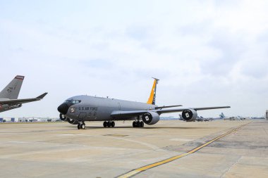 Hava üssünde bir Amerikan Hava Kuvvetleri hava yakıt ikmal tankeri Boing KC-130 Stratotanker.