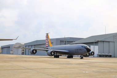 Hava üssünde bir Amerikan Hava Kuvvetleri hava yakıt ikmal tankeri Boing KC-130 Stratotanker.