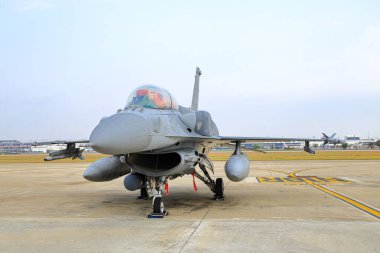 General Dynamics F-16, Falcon 'la savaşıyor. Tek motorlu, çok delikli savaş uçağı Tayland' da hava gösterisinde..