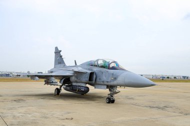 Saab JAS 39 Gripen hafif tek motorlu çok delikli avcı uçağı Tayland 'da hava gösterisinde..