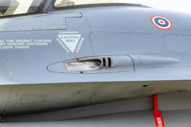 General Dynamics F-16 Falcon savaş uçaklarında 20 mm Vulkan topu menfezleri..