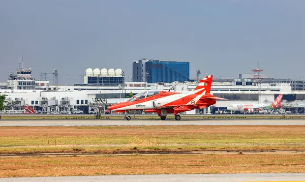 Hindistan Hava Kuvvetleri 'nden HAWK MK132' nin akrobatik hava gösterisi uçaktan renkli dumanlar tüten oluşumlar üzerine.
