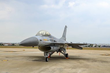 General Dynamics F-16, Falcon 'la savaşıyor. Tek motorlu, çok delikli savaş uçağı Tayland' da hava gösterisinde..
