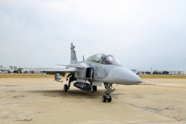 Saab JAS 39 Gripen hafif tek motorlu çok delikli avcı uçağı Tayland 'da hava gösterisinde..