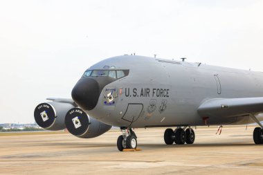 Hava üssünde bir Amerikan Hava Kuvvetleri hava yakıt ikmal tankeri Boing KC-130 Stratotanker.