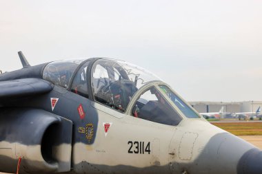 Dassault-Dornier Alpha Jet hafif saldırı jeti ve gelişmiş jet eğitmeni kokpit yan görüntüsünü hava gösterisinde kapatın..