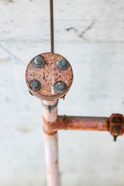 İnşaat odasındaki duvara bağlı eski çelik yangın söndürme borusunu kapat..