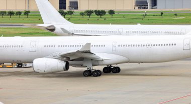 Boyanmamış uçak motoru ve ana iniş takımlarının temiz görüntüsü.