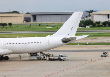 Yer taşıma hizmetlerinde görevli uçaklardaki tuvaletleri boşaltmak ve doldurmak için kullanılan lavabo servis araçları.