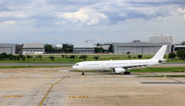 Havaalanı manzarası, uçak piste giden taksiyi takip etti. kalkışa hazırlanmak için..