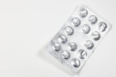 Boş su toplayıcısı, gümüş rengi parlak tıbbi uyuşturucu paketi beyaz arka planda izole edilmiş..