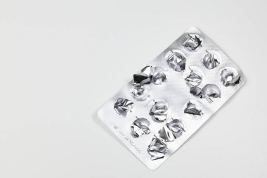 Boş su toplayıcısı, gümüş rengi parlak tıbbi uyuşturucu paketi beyaz arka planda izole edilmiş..