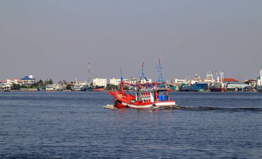 Balıkçılık, mürekkep balığı yakalama teknesi, Güneydoğu Asya bölgesindeki ulaşım gemisiyle okyanus arka planına gidiyor..