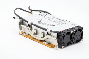 Beyaz arka planda fan, bakır plaka ve alüminyum yüzgeçli yüksek performanslı aktif işlemci izole edildi.