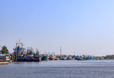 Güneydoğu Asya bölgesindeki rıhtıma demirlemiş balıkçı teknesini terk edin..