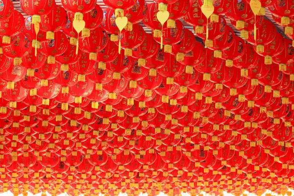 Çinli karakterli kırmızı Çin feneri Çin tapınağında kutsanmış..