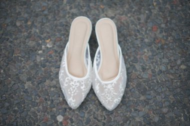 Sokakta güzel düğün ayakkabıları