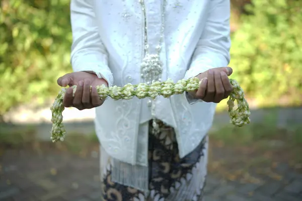 wedding ceremony. bride and groom. jasmine and magnolia flowers necklace