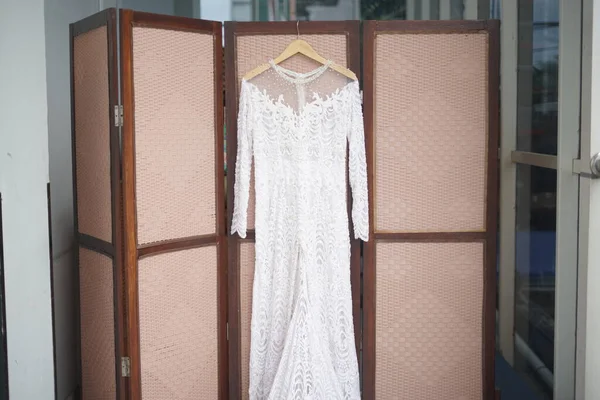 Beautiful White Wedding Dress for Wedding Ceremony