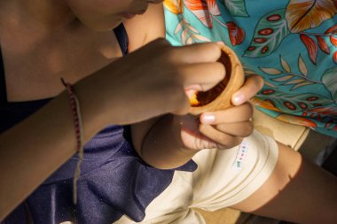 Çocuğun eli patates kızartmasını domates sosuna batırıyor.