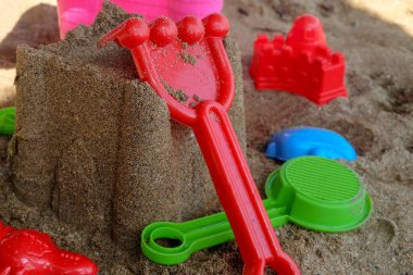 Kum plajı arka planında çocuk oyuncağı. Eğitim Oyuncakları