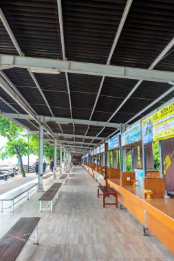 Sanur Beach, Bali, Endonezya (20 Şubat 2021): Sanur, Bali sahilinde tekne kiralama (feribot kiralama) pazarının atmosferi. Corona 'nın darbesi nedeniyle ziyaretçi (boş) yok