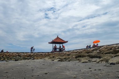 Sanur Plajı, Bali, Endonezya (20 Şubat 2021): Sanur plajının atmosferi, dinlenmek ve güneşin doğuşunu izlemek için gelen insanların faaliyetleriyle dolu.