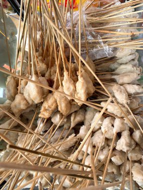 Un, tavuk eti ve tavuk yumurtasından yapılan yerel (geleneksel) yiyecekler. Bilinen adıyla 