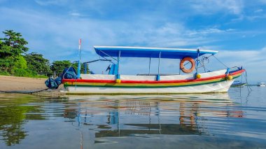 Bir balıkçı teknesi kıyıya demir atmış. Balıkçı teknesi boş..