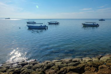 Bali 'deki Tanjung Benoa plajı manzarası. Manzara. Bali 'deki Tanjung Benoa plajı manzarası. Manzara. Balıkçı tekneleri yelken açmaya hazır.