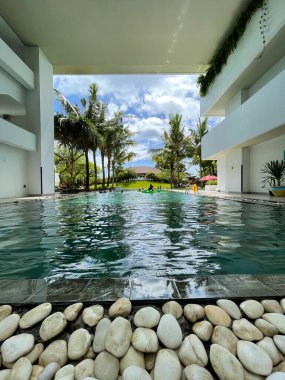 Tanjung Benoa, Bali, Endonezya (13 Mart 2021): Tatillerde Tanjung Benoa, Bali 'de bir otelde yüzmek.