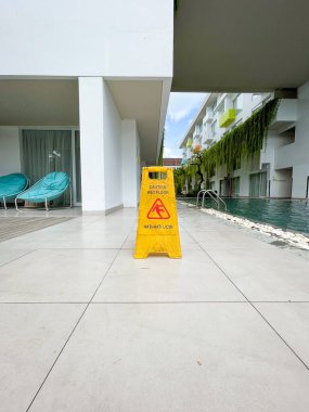 Tanjung benoa, Bali, Endonezya (21 Mart 2021): Havuz kenarında ıslak bir zeminin işareti. 