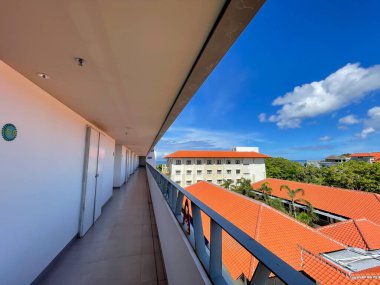 Tanjung Benoa, Bali, Endonezya (13 Mart 2021): Tanjung Benoa 'da bir otelin ikinci katından görüntü).