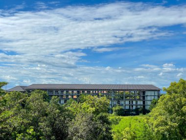 Henüz faaliyete geçmemiş bir bina (otel) uzaktan görülüyor (Bina durduruldu)