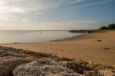 Sabahın kumsalının manzara manzarası. Beyaz kum, kaya yığınları, deniz ve açık gökyüzü var. Tanjung Benoa Plajı, Bali