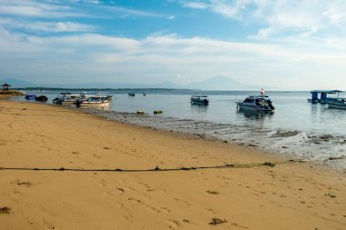 Tanjung Benoa, Bali, Endonezya (15 Mart 2021): Sabahleyin sahil atmosferi. Balıkçı tekneleri denize açıldıktan sonra kıyıya demirliyorlar. Tanjung Benoa Plajı, Bali.