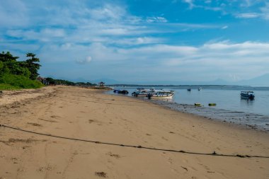 Tanjung Benoa, Bali, Endonezya (15 Mart 2021): Sabahleyin sahil atmosferi. Balıkçı tekneleri denize açıldıktan sonra kıyıya demirliyorlar. Tanjung Benoa Plajı, Bali.