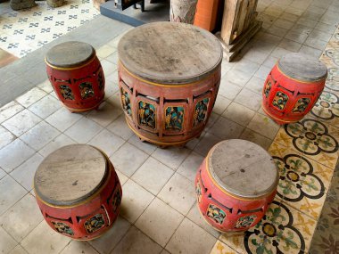 Koltuklar ve masalar yuvarlaktır ve tahtadan yapılmıştır. Klasik stil.