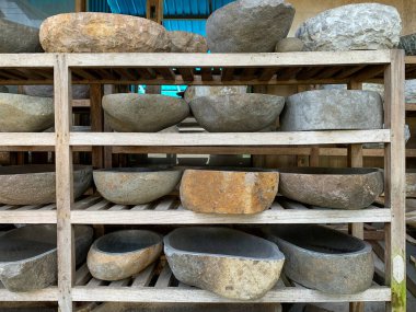 Bali 'den mobilyalar. Doğal taştan yapılmış çömlek yığını