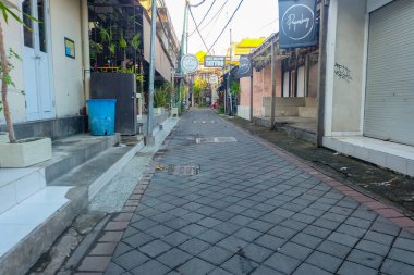 Kuta, Bali, Endonezya (2 Mayıs 2021): Kuta plajı yakınlarında sakin bir sokak. Turizm bölgelerindeki salgın hastalıklar için iyi bir örnekleme