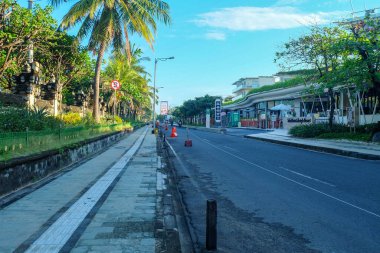 Kuta, Bali, Endonezya (2 Mayıs 2021): Kuta Beach, Bali yakınlarındaki iş sahasında sakin durum. Bali 'de turizmin resmi